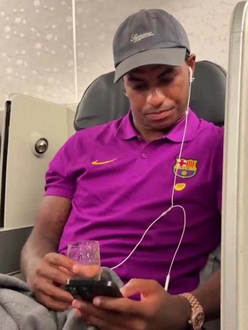 心系老东家！拉什福德社媒晒照，在家收看阿斯顿维拉的欧联比赛