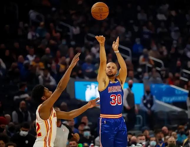 科尔：新规则会帮助到库里 之前大家都拼命打他的手臂