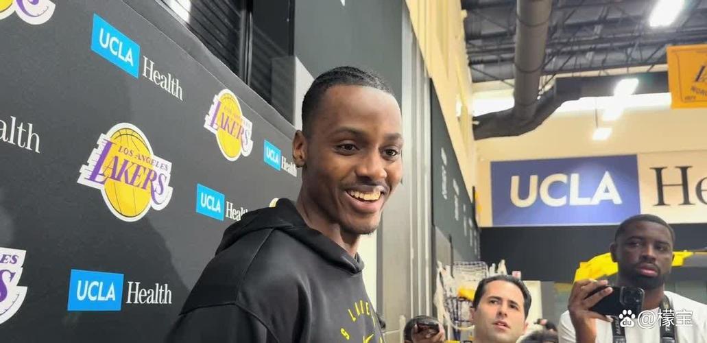 雷迪克：詹姆斯本周在球场和健身房进行了个人训练