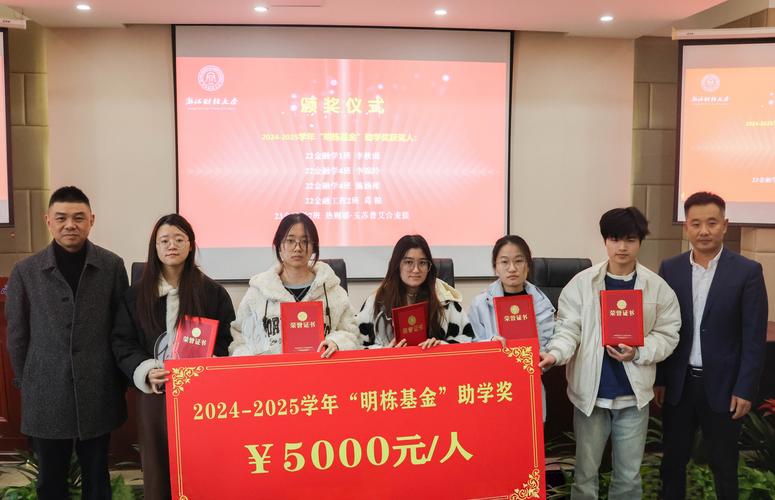 大连英博向贫困生颁发1万元助学金 后续每年资助1万助其完成学业