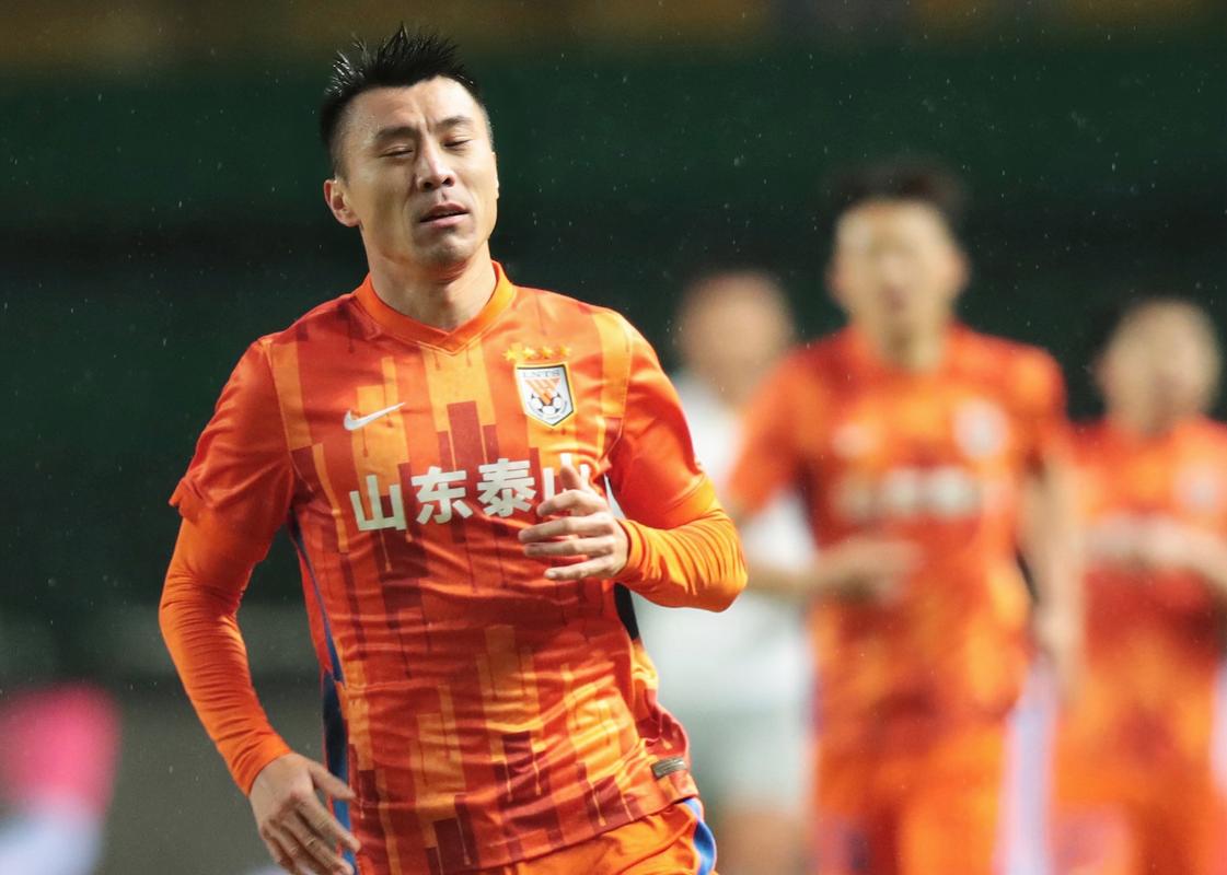 就差一点啊！第70分钟，郑铮超远距离吊门击中横梁，门将毫无反应