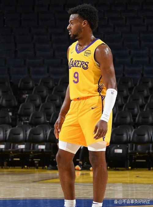 夸梅：布朗尼想进首发得能接球就投 但总和老爸练3分就成不了射手