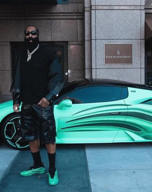 豪车必须配同款战靴！哈登惊艳亮相《Starting 5》第二季首映礼