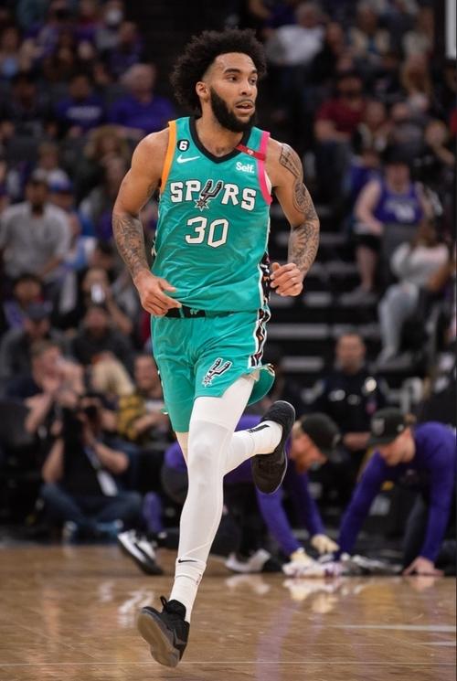 尚帕尼：文班的训练让人难以置信很有激励作用 他会变得更恐怖