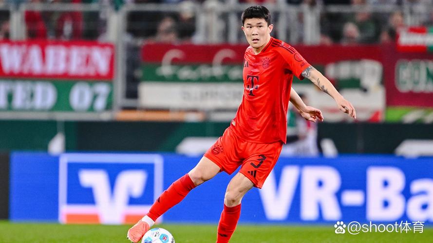 拜仁晒球员参加慕尼黑啤酒节照片：伊藤洋辉、金玟哉出镜