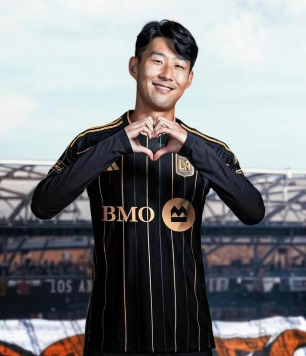 梦幻联动！洛杉矶FC足球明星孙兴慜 手持快船定制版球衣满脸笑容
