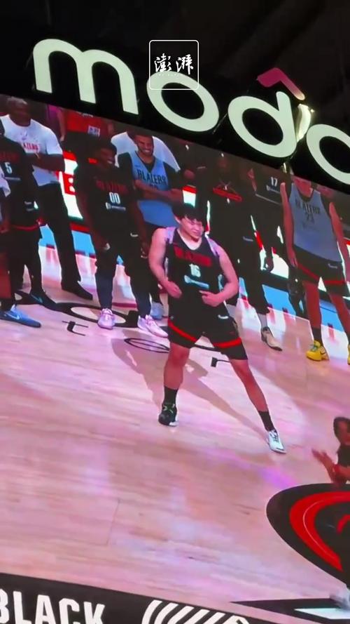 媒体人：杨瀚森背粉色书包学跳舞 已经不能算融入了 是纯本能享受