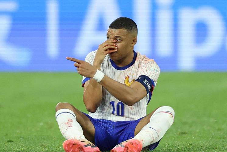 马卡：姆巴佩因脚踝扭伤缺席法国队首练，目前正接受治疗