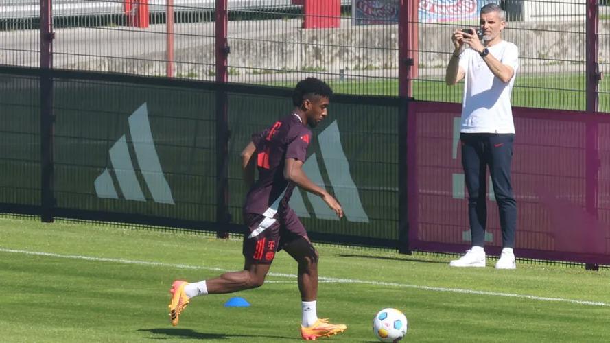 德尚调侃科曼：你假期过得怎么样？后者回应：得去巴格达踢球才行