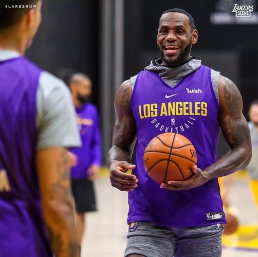 没宣布退役！“决定二”后首现身 詹姆斯笑容满面进行了个人训练