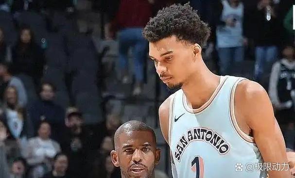 打法变了！文班亚马全场仅9出手得10分5板2帽 5次助攻全队最高