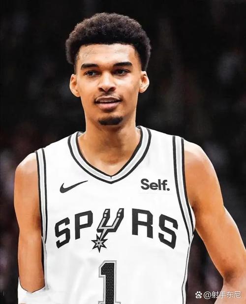 名嘴：本以为文班亚马的身体无法变得强壮 现在来看确实变了