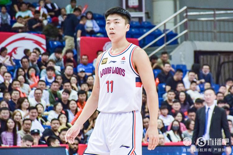 国产神射！刘颜诚半场三分球4投全中 轰下12分助队紧咬比分