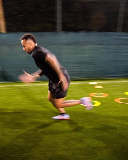 为复出努力！内马尔社媒晒出力量训练照：保持喜乐与信心🙏