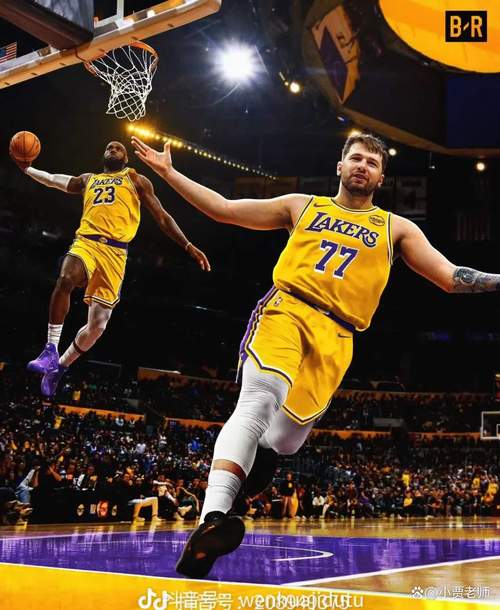 cue一下老詹？阿贾面对镜头：不是一冠 不是两冠 我们三冠喽