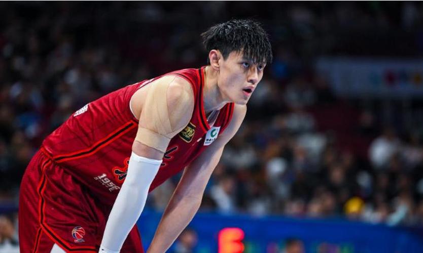 没顶住！曾凡博盯防贾里德-巴特勒被后者突破上篮得分