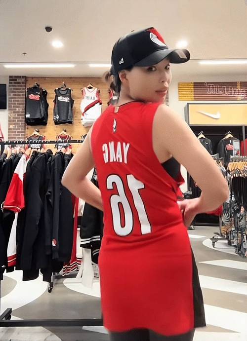 这队友能处~阿夫迪亚晒助攻杨瀚森进三分的画面 连续背运潇洒传球