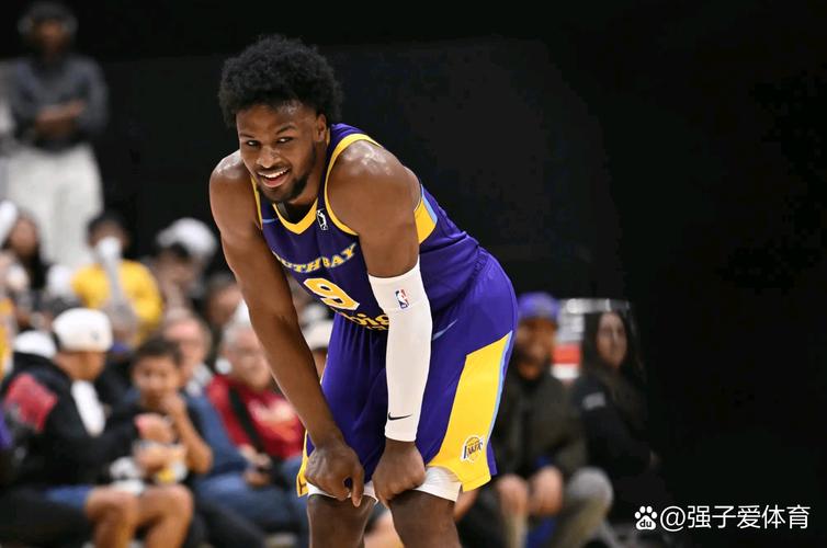 得靠你了！三球秀个人单打 弧顶潇洒撤步三分空心命中！