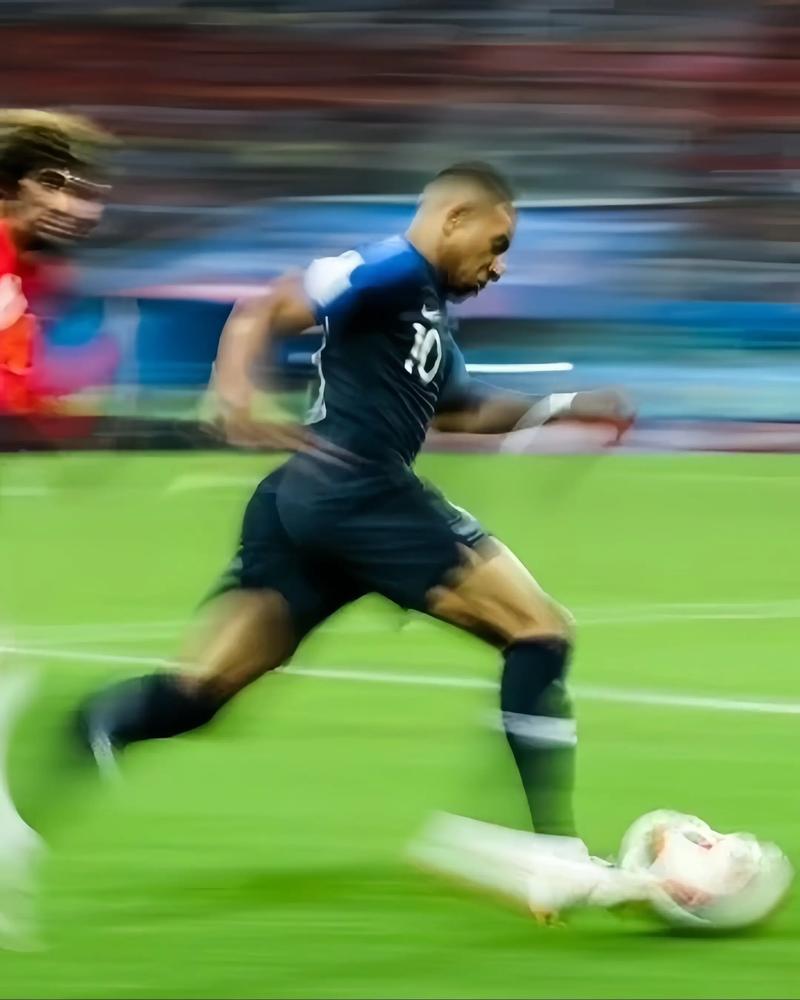 姆巴佩：亚马尔？我们应该只关注他场上表现 18岁时谁都会犯错