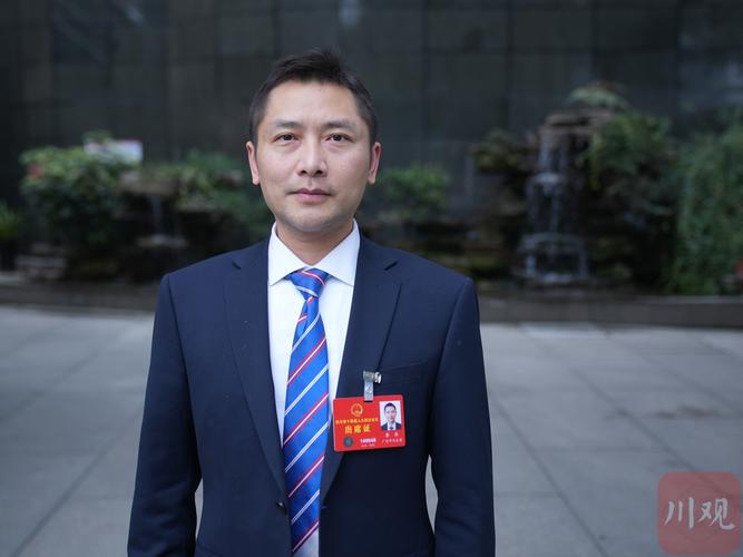 在美考察！中国男篮助教李昂晒照：听一听年少有为的故事