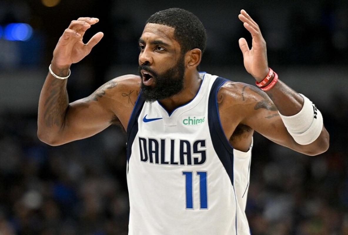 独行侠老板在一旁😄女兆日月现场观战NBA中国赛 笑出经典表情包