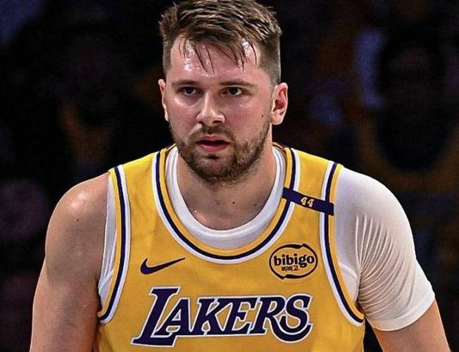 😑追梦赛中吐槽裁判:湖人罚球数19-0我勇 老詹&卢卡还都没打呢