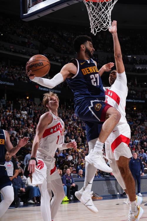 燃起来了！小卡缠绕约基奇没收球权 马上飚进追身三分