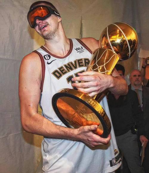 奔跑的五花肉！约基奇拼命快下接戈登不看人砸传上篮得分