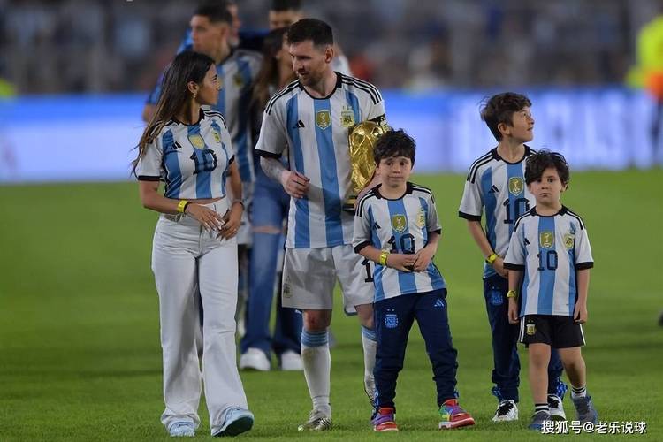 波多黎各歌手洋基老爹造访阿根廷训练营，与梅西等球员合影