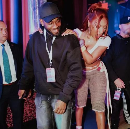 😘亲亲克莱我来啦！马冬梅现场观战湖人vs独行侠