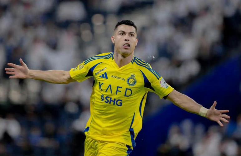 官方：利雅得新月34岁边锋多萨里当选亚足联年度最佳球员