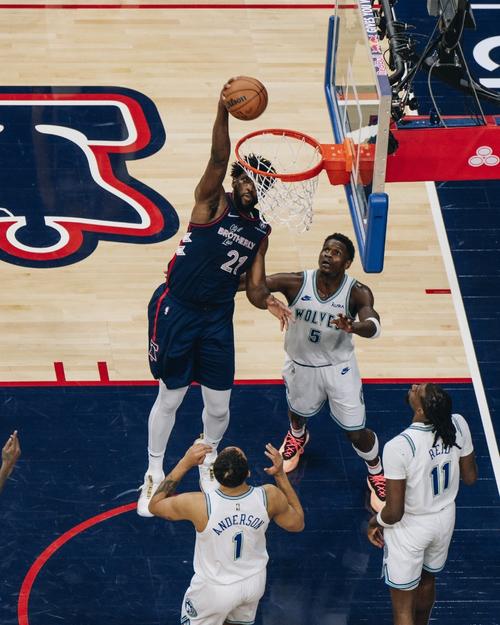 大帝来了！76人对阵森林狼先发：恩比德复出+马克西VJ乌布雷博纳