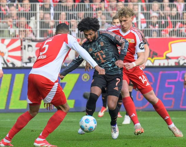 拜仁2-1多特数据：射门15-8，射正7-1，得分机会4-2，角球4-3