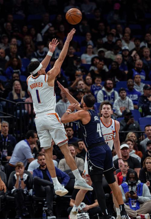 下半场轰29分&绝杀三分不中！布克26中10空砍32分 上半场9中1