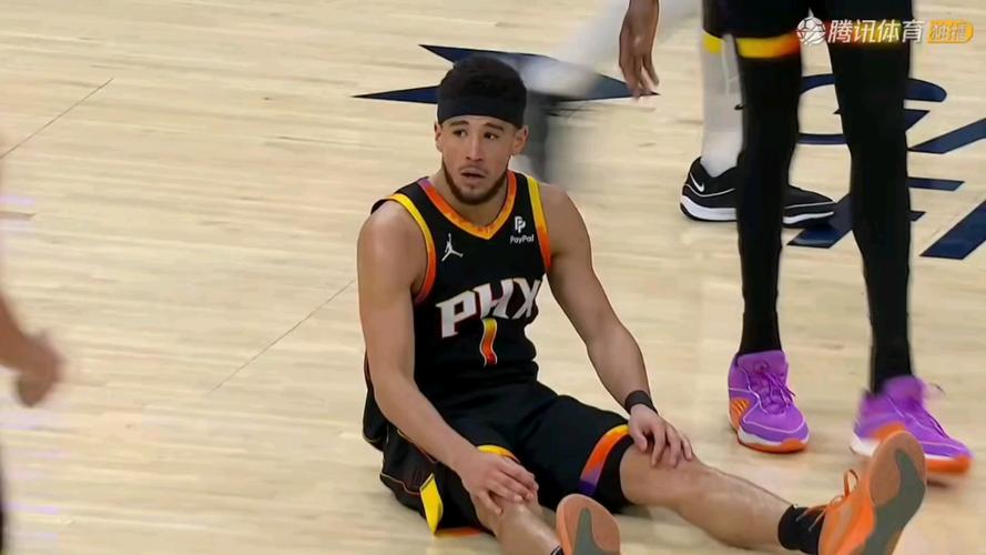 可惜了！布克最后时刻直接到前场扔绝杀三分可惜不中