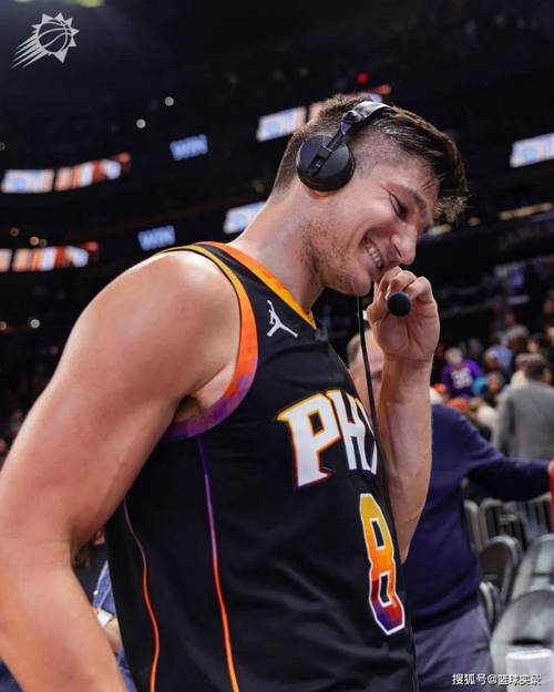 格雷森-阿伦:布克每次进攻都会被包夹 他不强行出手仍能每场30+