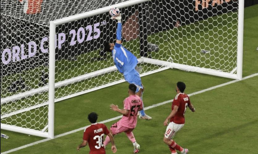 迈尼昂本场数据：扑出点球，7次扑救完成零封，评分8.2全场最高