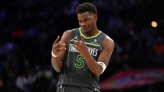 森林狼队记：爱德华兹明日将再次评估伤情 但大概还需一周回归