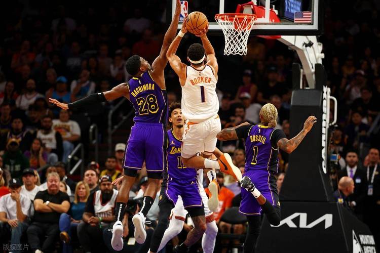 布克：即使连败我们也会保持积极心态 我们的更衣室氛围很好