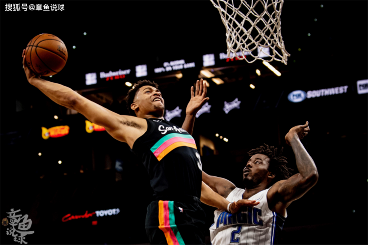 年轻人有火气！文班被两人按住犯规 卡斯尔上前理论和米奇双双吃T