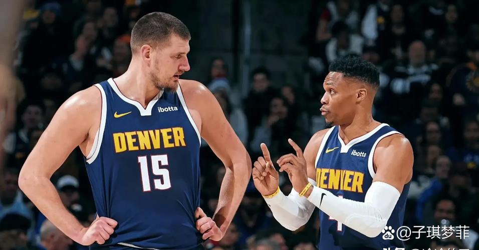 重回丹佛&对阵老东家！威少赛前训练和布劳恩拥抱寒暄