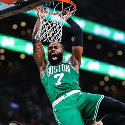 悬念再起！杰伦-布朗抢断上篮强势打进 绿军一波6-0打回悬念