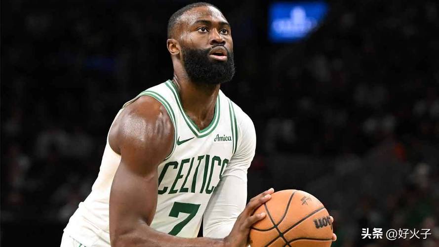 铁匠铺开张!杰伦-布朗半场13中4&三分6中0 得到9分3助攻1抢断