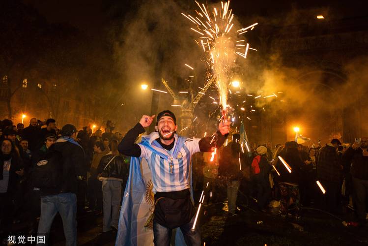 这很南美!🎇阿根廷球队赛前主场被球迷烟花覆盖,被罚3场空场