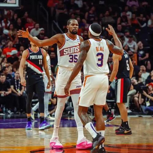 场均7.4助!吉莱斯皮:布克很好地串联球队 也能精准判断得分时机