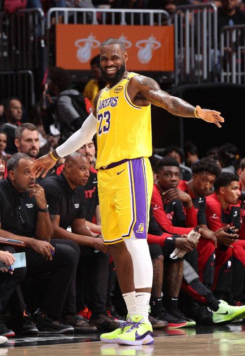 效率不高!卡梅隆-托马斯24投10中 空砍25分&正负值-13