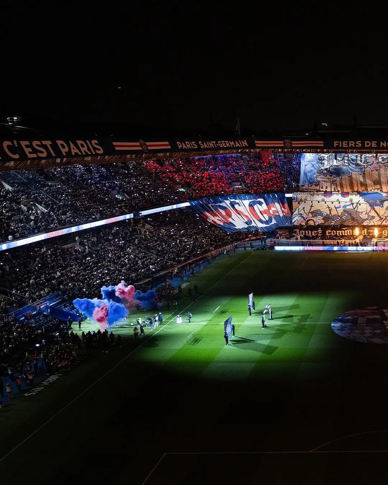 巴黎圣日耳曼主场看台大幅TIFO，悼念10年前巴黎恐袭受害者