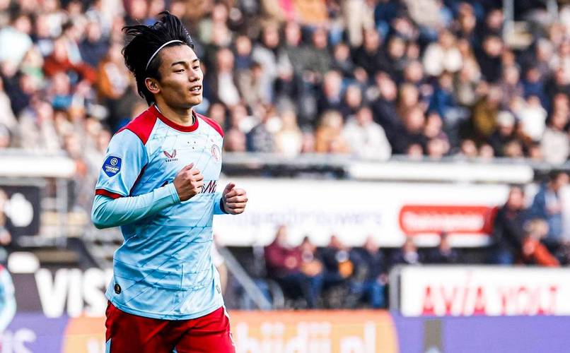 范佩西儿子首秀险些助攻！沙奎尔边路搓传，上田绮世头球顶偏