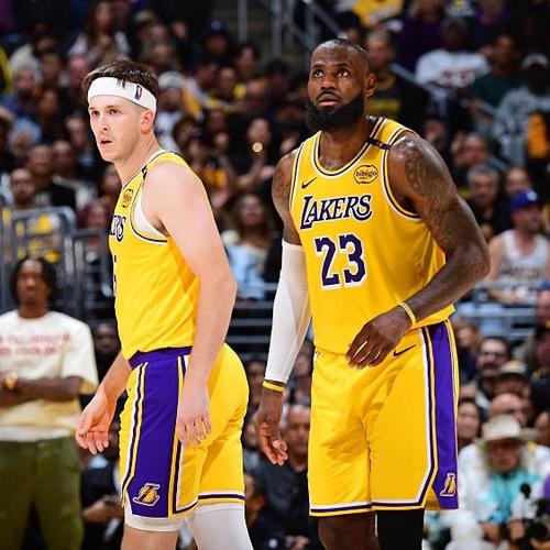 詹姆斯谈东契奇与里夫斯：他们一被包夹 我就在弱侧等接球