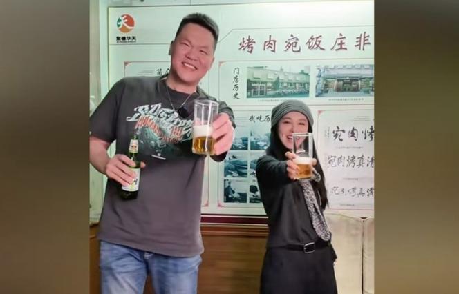 朱芳雨和“53岁女主持人”下班一起快乐 美娜在朱总身边小鸟依人